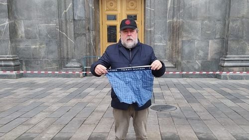 VIDEO Protest inedit la sediul FSB: Un cunoscut regizor rus, reținut după ce a afișat o pereche de chiloți în semn de solidaritate cu disidentul Alexei Navalnîi