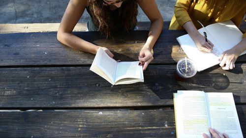 Programa de Bacalaureat promovează o imagine deformată a femeilor, cu „stereotipuri de gen care nu mai corespund valorilor contemporane”, susțin 97% dintre elevii participanți la un sondaj făcut de o liceană / Aceștia cer introducerea mai multor opere scrise de femei