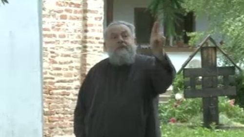VIDEO Starețul Mănăstirii Cotmeana, filmat când înjura și amenința oamenii din biserică: ”Mergeți, fraților, în pădure și puneți-vă ștreangul că vă așteaptă Iadul oricum” / ”Fiți atenți că vă dau peste bot și vă scot și dinții”