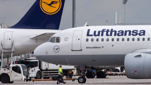 Principalul investitor al Lufthansa cere conducerii o atitudine mai fermă faţă de sindicate