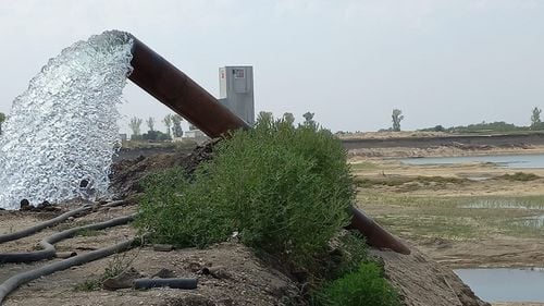 Sute de locuitori dintr-o localitate din judeţul Giurgiu susţin că au rămas fără apă în fântâni din cauza unei balastiere deţinute de un afacerist grec / Kassianos: Eu le-am făcut oamenilor cadou 150 de puţuri de 20 de metri. Înregistrează asta. Cadou