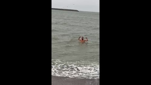 VIDEO Un bărbat a sărbătorit Ziua Naţională a României făcând o baie în mare / Temperatura exterioară era de 3 grade Celsius