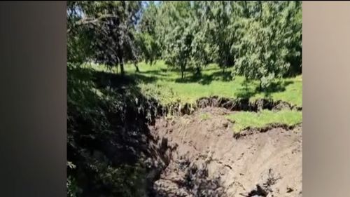 Alunecare de teren pe o suprafaţă de 150 de metri, în zona unei foste mine de sare din Maramureș / Crater cu un diametru de 30 de metri şi o adâncime de aproximativ 10-15 metri / Şapte persoane, evacuate