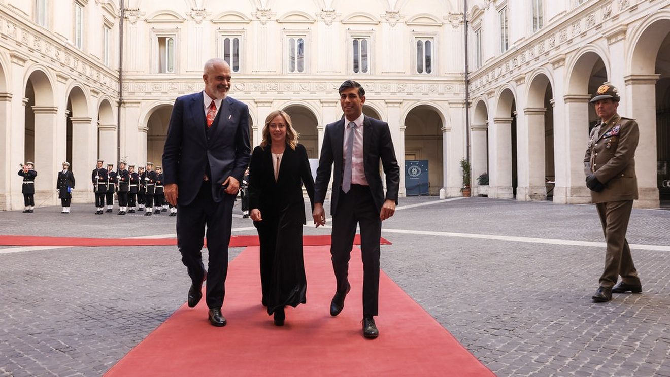 O jurnalistă din Italia, condamnată să-i plătească 5.000 de euro şefei guvernului după ce i-a ironizat statura