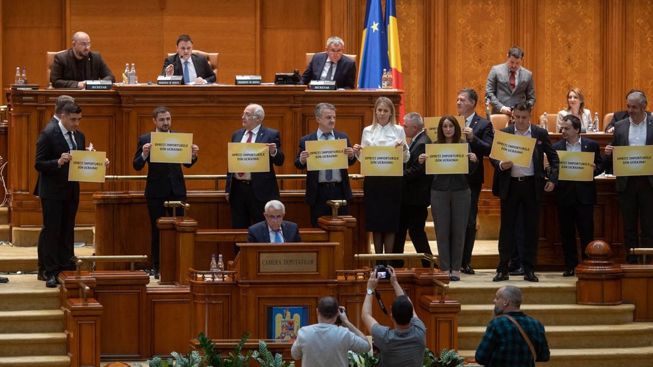 Ministrul Agriculturii a venit în Parlament, unde se dezbătea moțiunea simplă, cu un jurnal în care şi-a consemnat activitatea zilnică la Minister / Deputaţii AUR au protestat cu pancarte şi bannere în plen