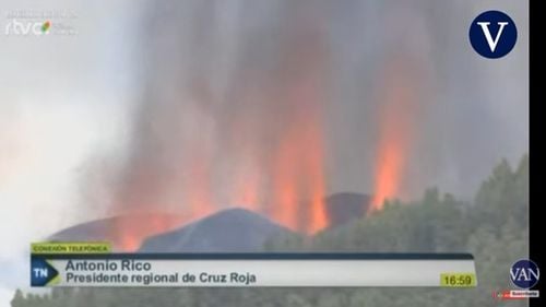 VIDEO Imagini spectaculoase cu un vulcan din Spania care a intrat în erupție după o activitate seismică intensă
