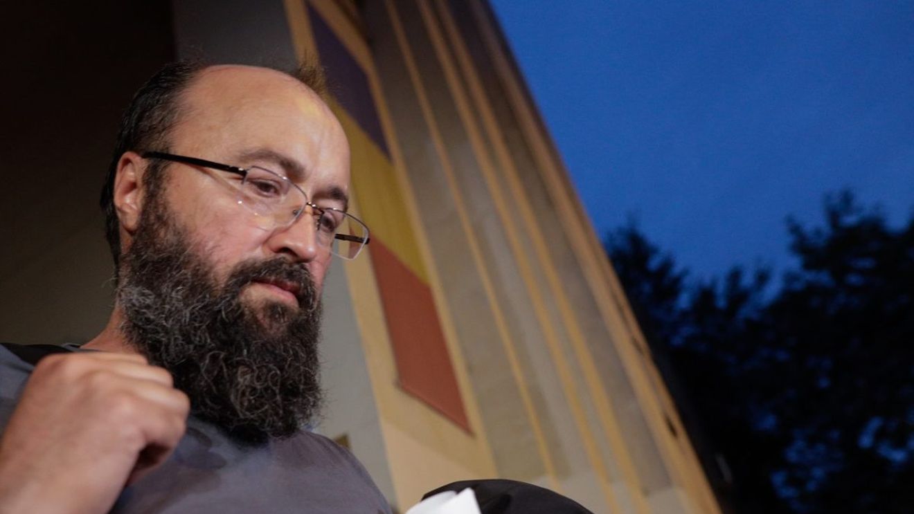 Preotul Visarion Alexa, reținut de poliție după o plângere de agresiune sexuală asupra unei femei la spovedanie / Preotul, sub control judiciar 60 de zile / Avocata preotului: Relaţia de duhovnic a fost dublată de o relaţie de prietenie