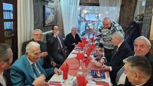 EXCLUSIV | „Suveraniștii” din Comandamentul Vlad Țepeș așteaptă judecata pentru trădare. Propaganda și recrutările de noi adepți continuă. Cei doi agenți ruși care apar în dosarul lor țin conferințe adresate românilor, transmise pe rețelele sociale