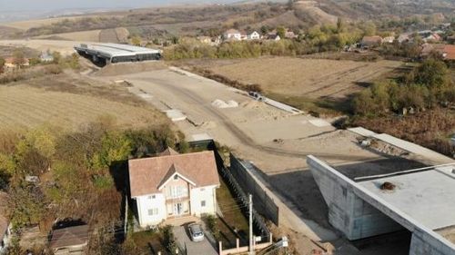 O familie din Alba Iulia a obținut suspendarea lucrărilor la Autostrada Sebeș-Turda, care va trece la câțiva metri de casa lor. Este al doilea caz de acest fel, în câteva luni