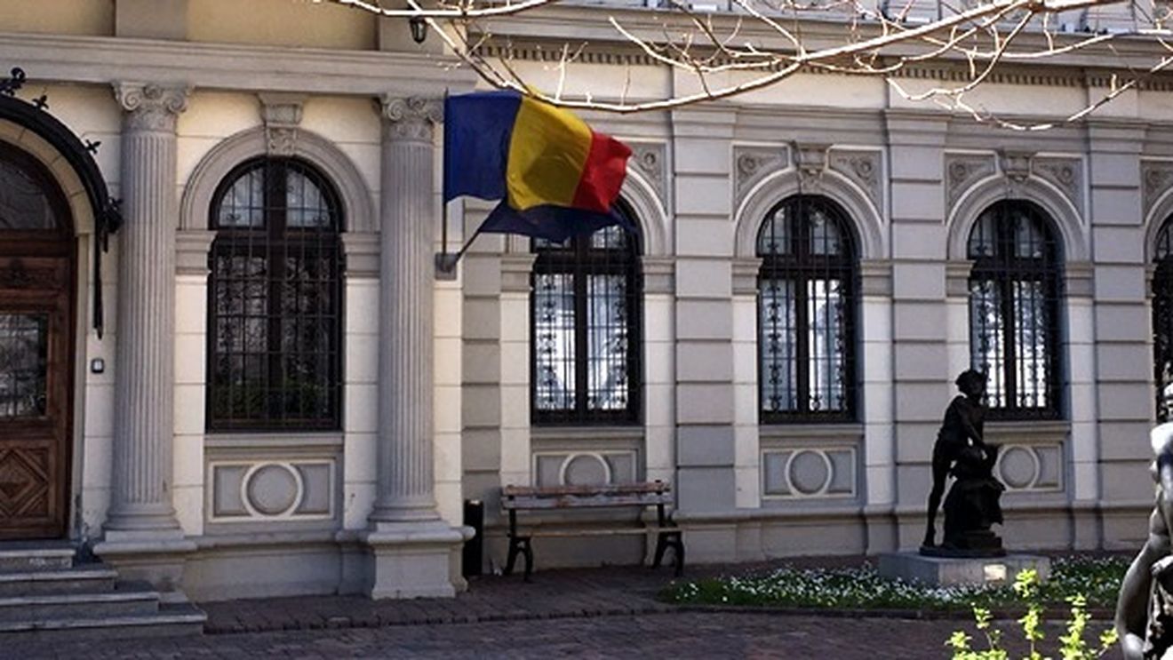 București: Un italian de 27 de ani în stare de ebrietate a încercat să pătrundă în incinta Muzeului Colecțiilor de Artă,  în noaptea de Revelion / El a fost amendat cu 500 de lei