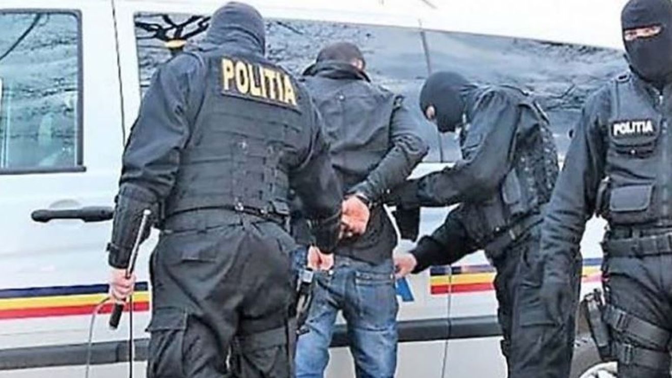 Un bărbat a evadat de sub escorta poliţiştilor în timp ce se afla în subsolul Tribunalului Bucuresti / A fost prins jumătate de oră mai târziu, în Centrul Vechi