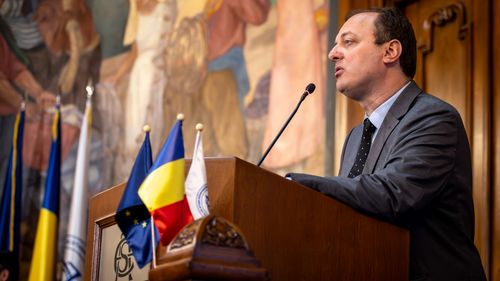 Universitățile trebuie să lucreze direct cu industria, să aducă mentori din companii, să subcontracteze cursuri foarte avansate, să ofere proiecte reale studenților – avertizează Răzvan Bologa, profesor de Computer Science la ASE