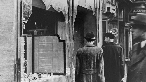 Studenții evrei l-au împiedicat pe purtătorul de cuvânt al extremei drepte din Austria să depună o coroană de flori la comemorarea Nopții de Cristal