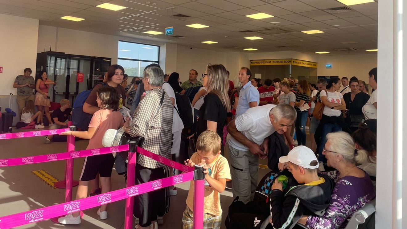 Pasageri puși să aștepte 12 ore în Aeroportul din Cluj, după ce o aeronavă Ryanair s-ar fi defectat. Din pricina nervozității oamenilor a fost solicitată intervenția Poliției Aeroportului