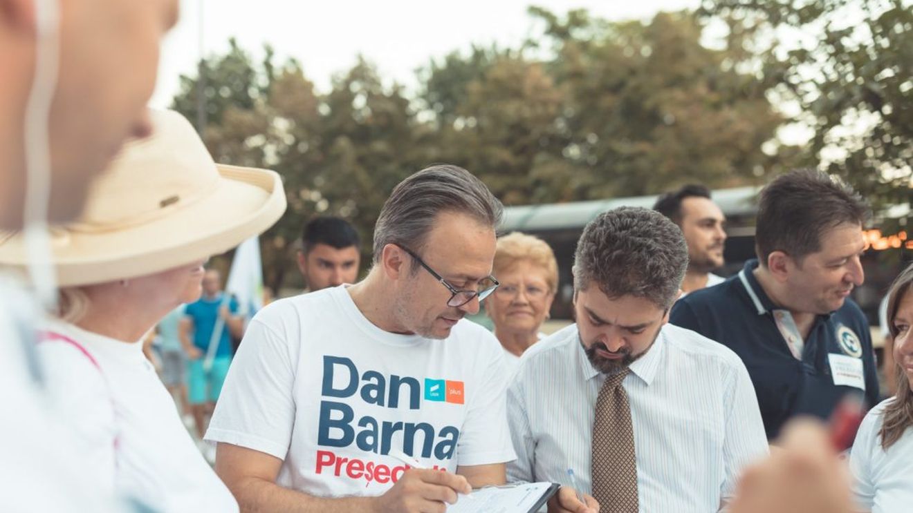 Candidatul PMP la prezidențiale, Theodor Paleologu, a semnat pentru Dan Barna, adversarul său din partea USR PLUS: ”Ce bine-ar fi un tur doi Barna - Paleologu!”