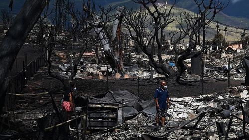 Steven Tyler, solistul trupei Aerosmith şi proprietar în Maui, îndeamnă turiştii să se întoarcă pe insulă după incendiile devastatoare