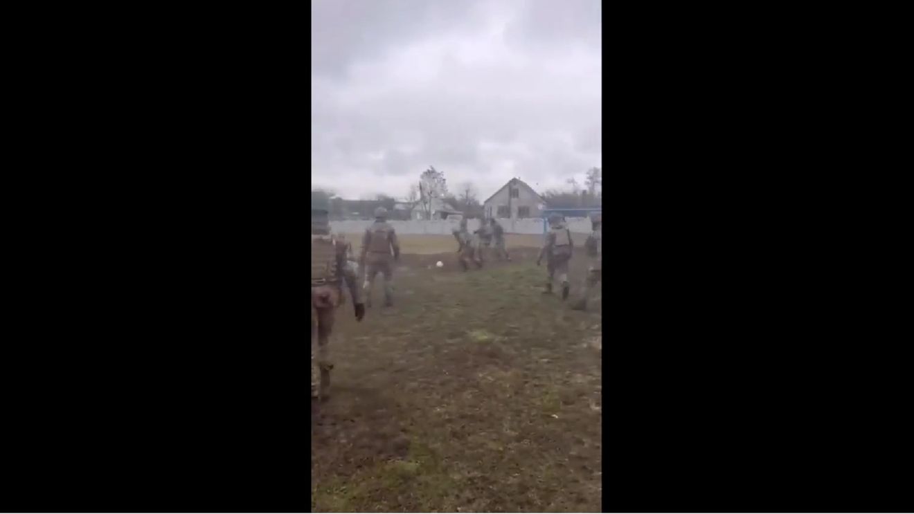 VIDEO Soldați ucraineni joacă fotbal pe câmpul de luptă