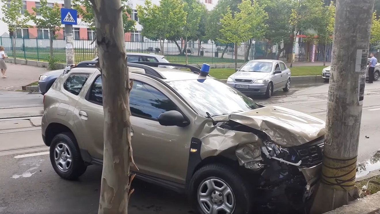 Tramvaiele au fost blocate o oră și jumătate pe Calea Dudești din Capitală, după ce un șofer s-a ciocnit cu mașina de o autospecială a Ministerului Afacerilor Interne aflată în misiune. Polițistul a fost rănit