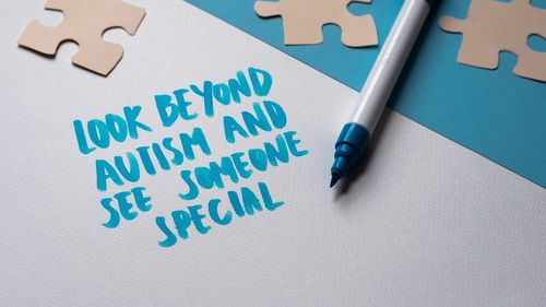 Viața de zi cu zi a persoanelor cu autism: Îmi fac mari griji când trebuie să stau de vorbă cu oamenii. Nu ştiu ce mă vor întreba. Nu ştiu ce să spun. Am probleme mari să pun întrebări