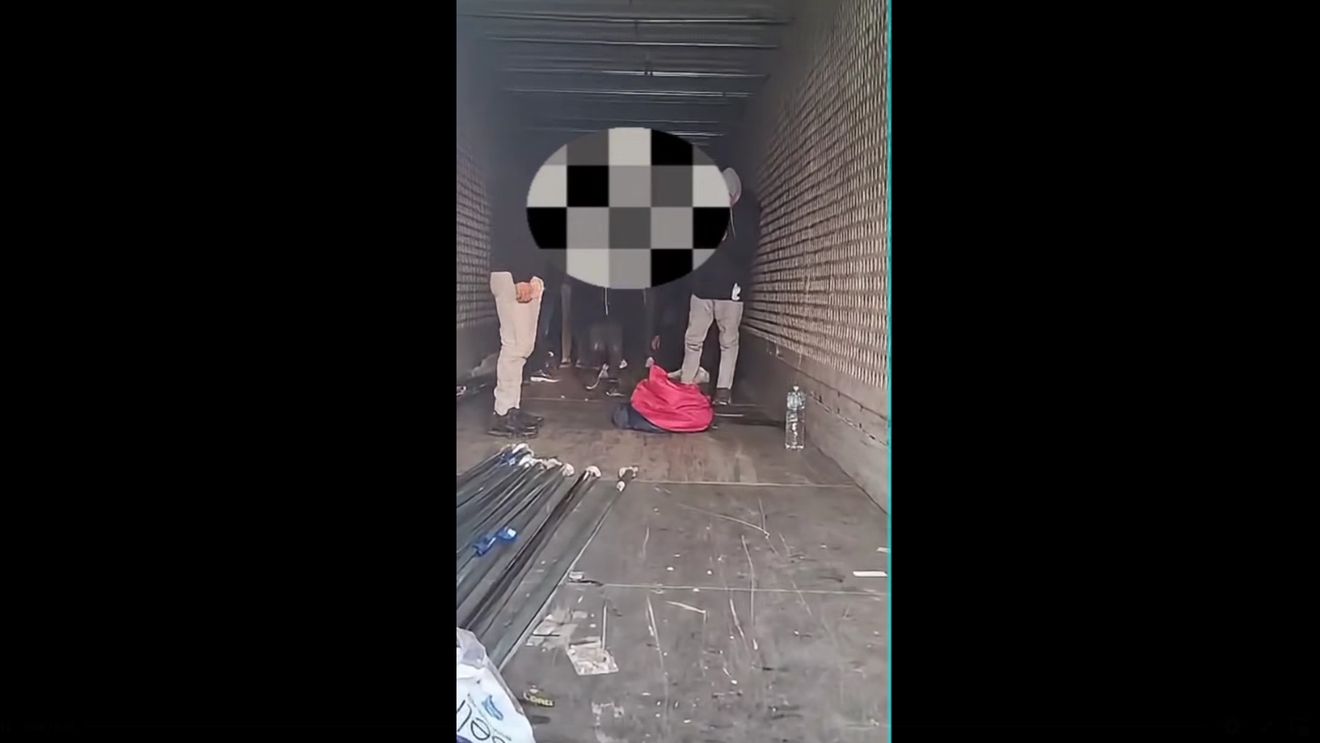 VIDEO Opt minori și un adult, migranți egipteni, depistați de jandarmi într-un camion, pe A1