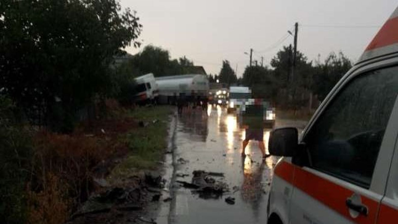 Două persoane au ajuns la spital în urma unui accident între o cisternă și un autoturism, în Giurgiu