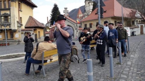 După doi ani de restricții, Junii Brașovului ies cu surla, un obicei local de Bunavestire