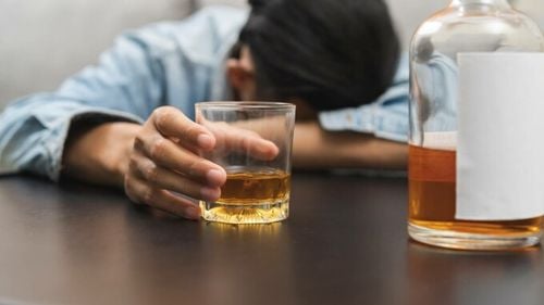 Cum ne afectează alcoolul sănătatea. Cantitatea care poate fi consumată pe săptămână