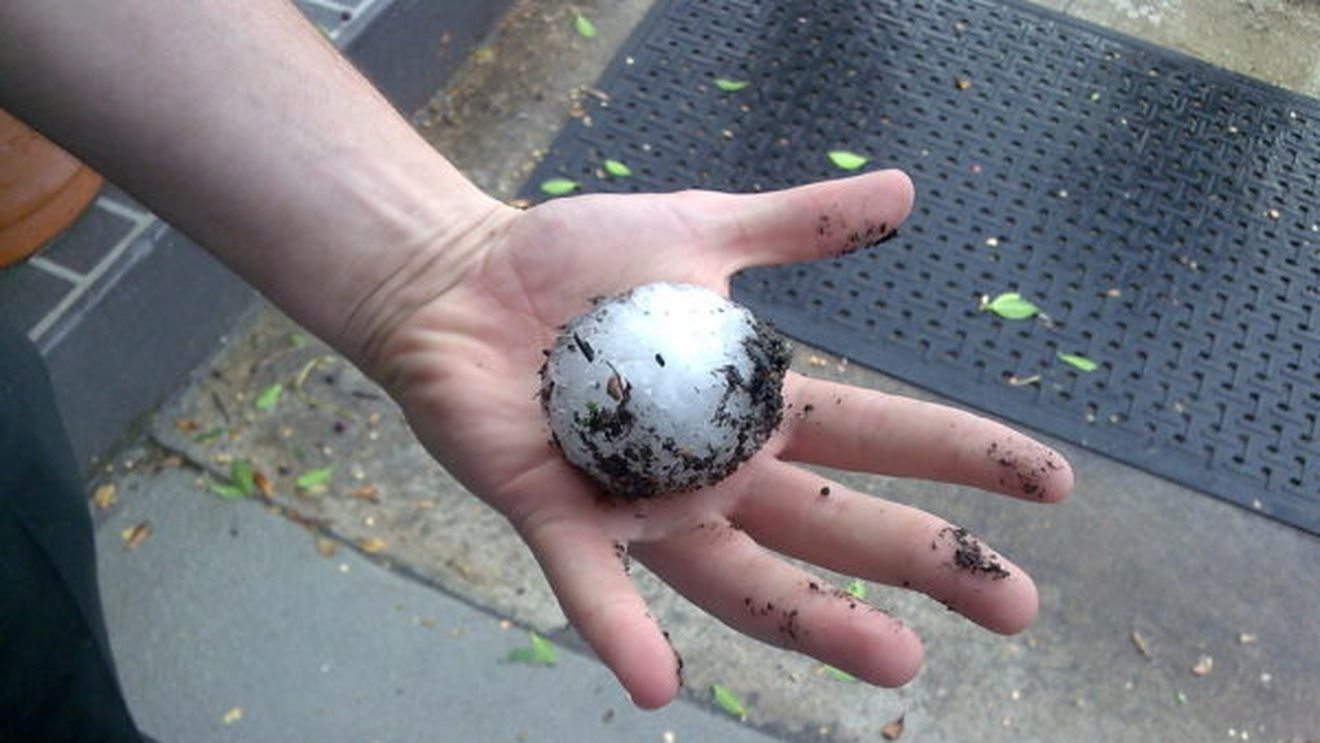 Furtună însoțită de grindină de mărimea mingii de ping-pong la Întorsura Buzăului / Au fost afectate locuinţe, anexe gospodăreşti, adăposturi pentru animale, autoturisme și culturi agricole