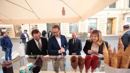 Dominic Fritz, la o îngheţată, în Timişoara, cu Anca Dragu: Am discutat despre deblocarea finanţării multianuale, care ne va permite să angajăm din acest an anumite evenimente pentru Capitală Culturală Europeană