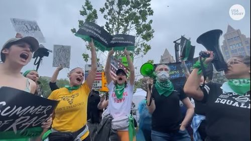 ”Ridică-te, Joe Biden!”, au scandat 1.000 de persoane în fața Casei Albe, cerându-i președintelui SUA să apere mai energic dreptul la avort