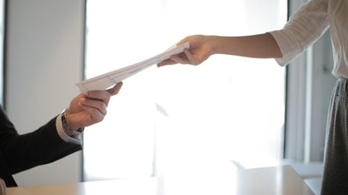 Profesoara de matematică din Azuga, acuzată că a lăsat intenționat 12 elevi corigenți înainte de Evaluarea Națională, a fost dată afară din liceu / Decizia poate fi contestată