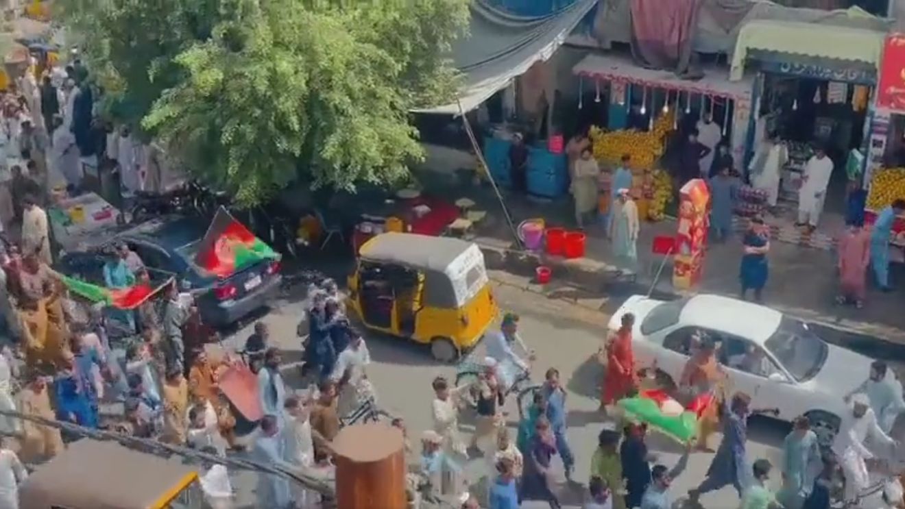 VIDEO Afganistan: Talibanii au tras focuri de armă împotriva unor protestatari din Jalalabad, care manifestau împotriva înlocuirii steagului afgan cu cel al grupării islamiste radicale