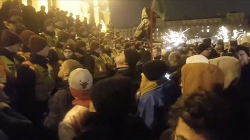 VIDEO Proteste la Budapesta după adoptarea ”legii sclaviei”, care crește numărul orelor suplimentare pe care le pot pretinde angajatorii / Manifestanții au ajuns pe treptele Parlamentului, fiind opriți cu gaze lacrimogene
