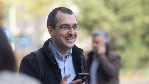 Vlad Voiculescu propune soluții pentru datoria de 600 de milioane de euro către Pfizer: „Banii datorați să fie transformați în medicamente inovatoare pentru pacienți”
