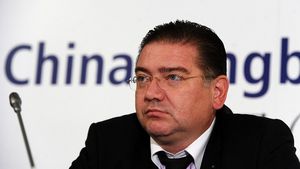 Cine este Costin Mihalache, șeful reînființatei Cancelarii a prim-ministrului: Absolvent al Academiei de Poliție, al unei Universități din China și al Colegiului Național de Apărare, fost consilier la o firmă din Teleorman, fost șef la CNADNR și la CFR