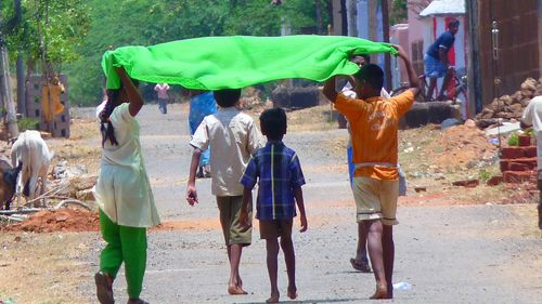 Peste o sută de copii s-au îmbolnăvit în India după ce au mâncat prânzul gratuit oferit la şcoală / Bucătarul ar fi găsit un şarpe mort în mâncare / Deși l-a scos, a servit totuşi meniurile copiilor