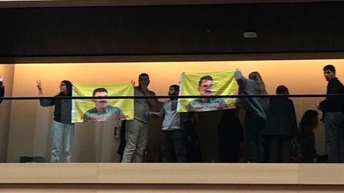 UPDATE Plenul Parlamentului European a fost evacuat pentru că mai mulți protestatari kurzi amenință că se aruncă de la balcon / Ședința s-a reluat după plecarea protestatarilor