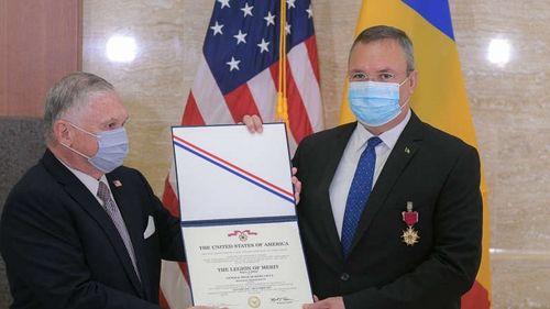 VIDEO Adrian Zuckerman, la decorarea lui Nicolae Ciucă: Vă alăturaţi unui grup mic şi foarte distins de persoane care au primit această medalie. Din acest grup fac parte eroi precum preşedintele Dwight Eisenhower, generalul George S. Patton şi Regele Mihai