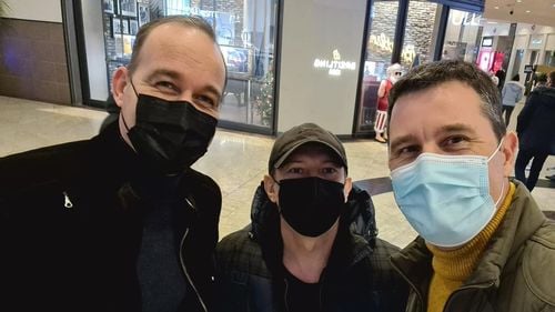 Singuri la cumpărături în prag de Crăciun: Cîțu, Vîlceanu și Tanczos au făcut un selfie după ce s-au întâlnit „întâmplător”, „mascați” și „nerecunoscuți de trecători”