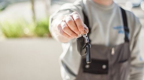 Un craiovean care a vândut o mașină cu peste 200.000 de kilometri dați înapoi, obligat de instanță să restituie banii cumpărătorului / Ce prevede Codul Civil în cazul ”viciilor ascunse”