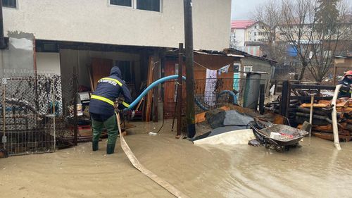 Mai multe gospodării din Bocşa au fost inundate din cauza precipitațiilor abundente / Blocaj pe DN58B spre Timişoara