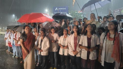 Protestele izbucnite în India în urma violului oribil asupra unei doctoriţe iau amploare / Cu lumânări și afișe în mâini, femeile au organizat marșuri în mai multe orașe