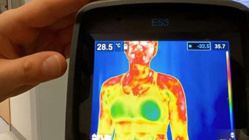 Studiu: Mărimea sânilor influențează cât de mult transpiră femeile? / Densitatea glandelor sudoripare scade pe măsură ce sânii sunt mai mari, dar produc aceeași cantitate de transpirație