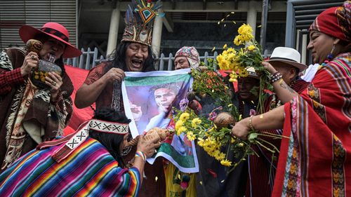 Zece șamani peruani, înarmaţi cu săbii, amulete şi o păpuşă de cârpe, au făcut un ritual pentru a-l „neutraliza” pe Neymar înaintea meciului Peru-Brazilia, din preliminariile CM-2026