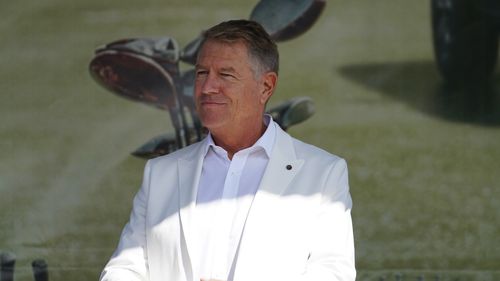 Senator USR de Timiș propune construirea unui teren de golf în curtea Senatului, în cazul în care președintele Iohannis va fi ales în parlament / ”Curtea e imensă. Sigur se găsește loc pentru câteva coline de pe care domnul Iohannis să lovească cu sete mingea de golf”