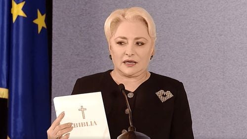 Mizanscenă de final în campania Vioricăi Dăncilă: pupitru special pentru Klaus Iohannis pe care candidata PSD i-a lăsat trei cadouri: o eșarfă tricoloră, Constituția și un exemplar din Biblie
