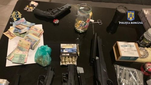 Peste 60 de percheziții în mai multe județe din țară, la persoane bănuite de trafic de droguri/ Gruparea infracțională acționa în Timiș