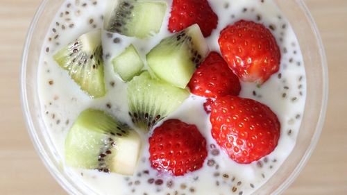 VIDEO I O budincă din semințe de chia cu iaurt în stil cheese cake la micul dejun, cu fructe după preferință deasupra