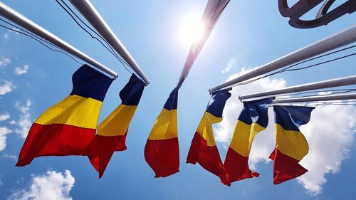 Iohannis a promulgat legea lui Ciucă: amenzi drastice pentru cei care adaugă pe drapelul României inscripții și simboluri care nu sunt prevăzute de lege