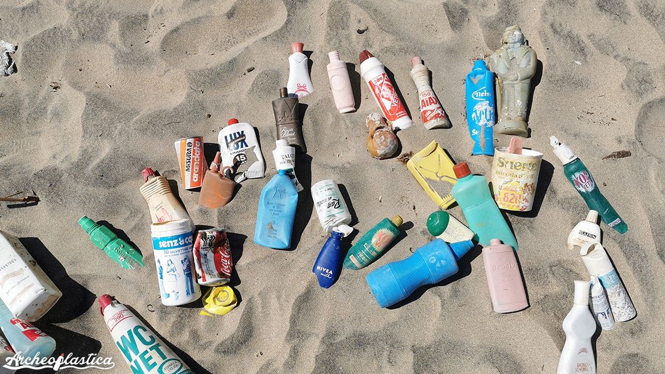 Muzeul deșeurilor de plastic găsite în Ocean: zeci de obiecte din anii 50 până în prezent, expuse online